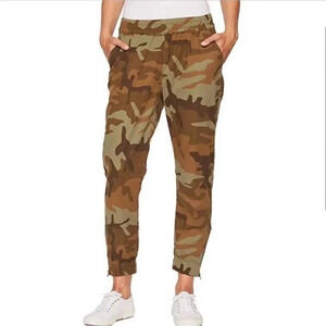 Levi’s mid rise ankle length camouflage print jogger pants size small